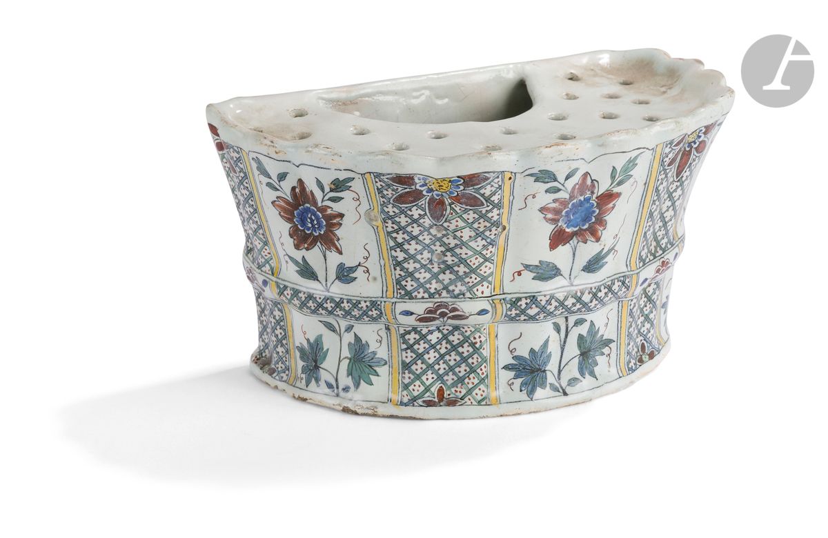 Null 鲁昂
壁挂式陶碗，在花架背景上有多色装饰的花朵和隔间。
Guillebaud制造。
18世纪。 
长：20厘米
修复过。