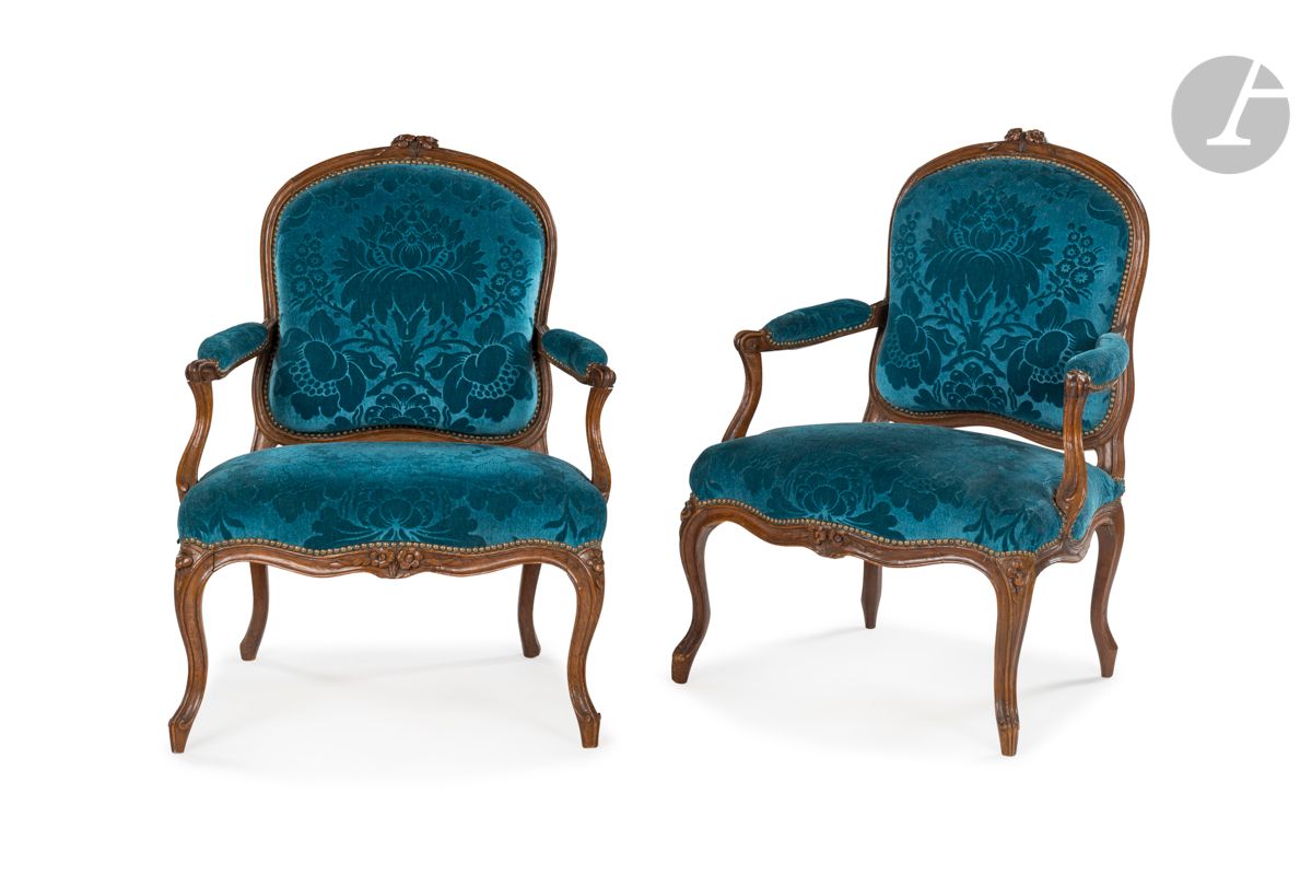Null 一对铸模，雕刻和染色的山毛榉木扶手椅，有平坦和圆形的靠背，装饰着叶子和花朵。
路易十五时期。
高：97厘米，宽：71厘米