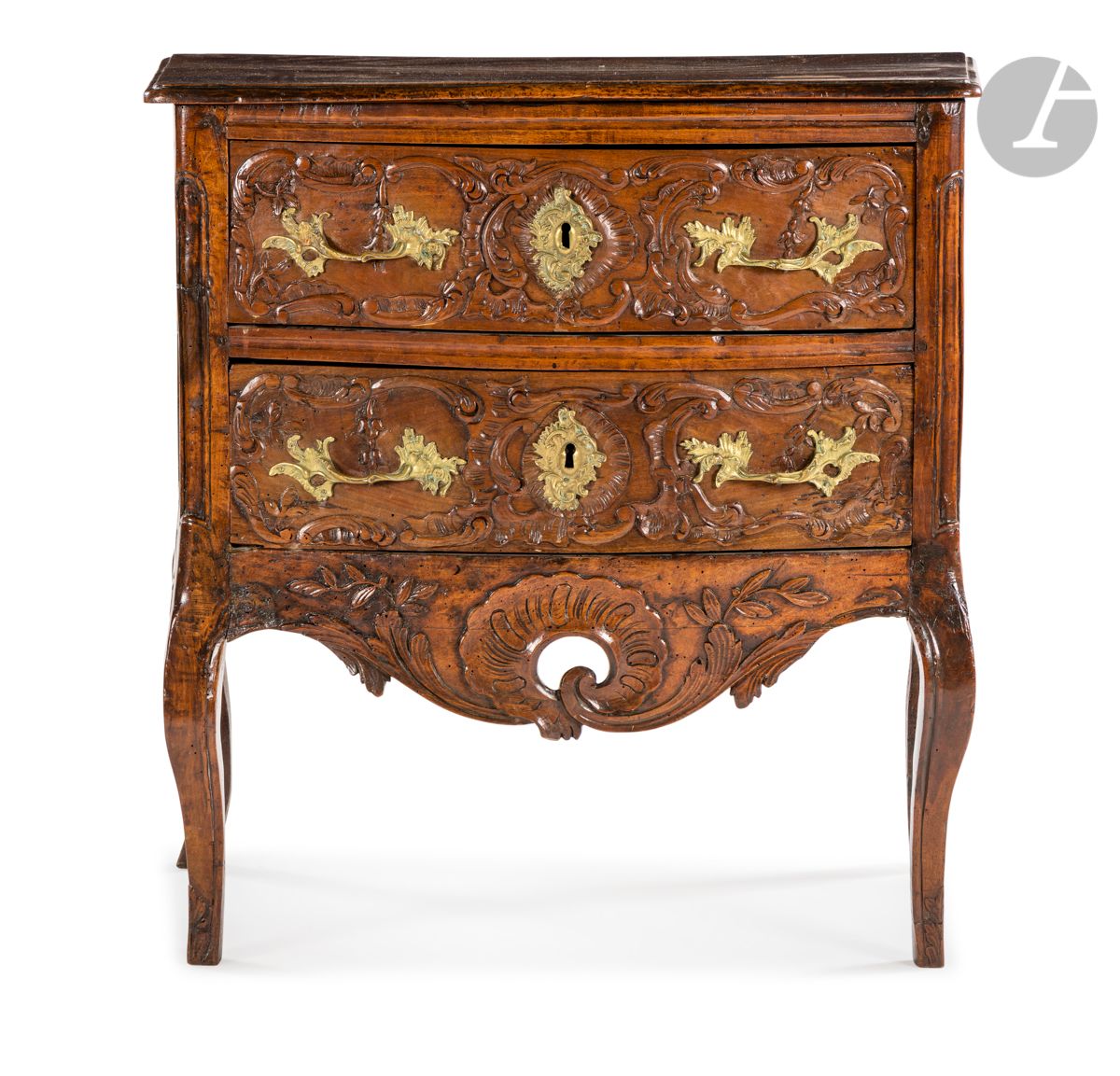 Null 一个胡桃木雕刻的抽屉柜，带有镂空装饰的叶子，罗盖尔和不对称的卡图，打开两个抽屉，靠在凸起的腿上；（事故和缺少的部分）。
普罗旺斯，18世纪中期。
高：&hellip;