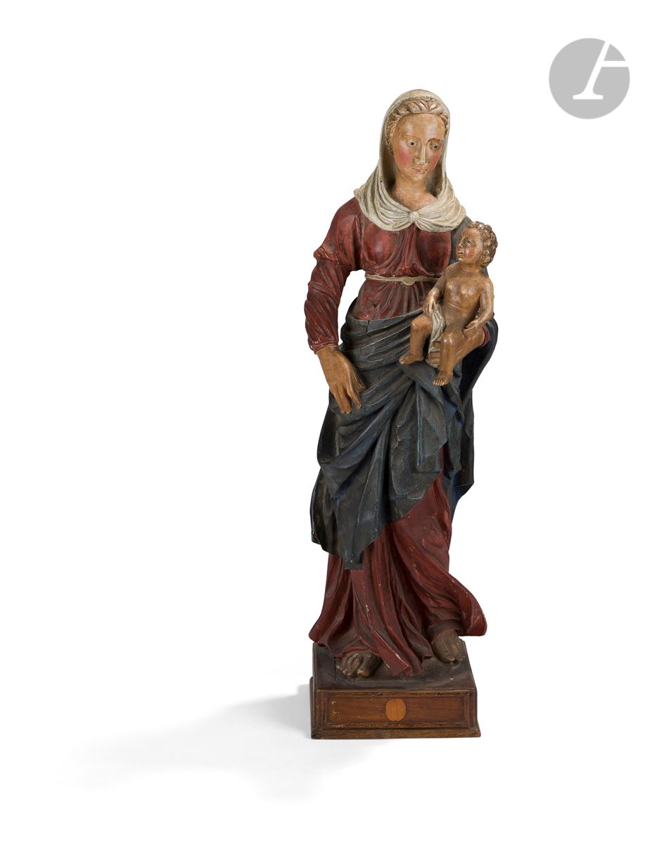 Null 雕刻和多色的橡木圣母和圣婴，背面镂空。玛丽站着，左手抱着孩子，胸前戴着面纱，穿着束腰的衣服和前面有挡板的斗篷。
16世纪晚期
高: 92厘米
(恢复了&hellip;