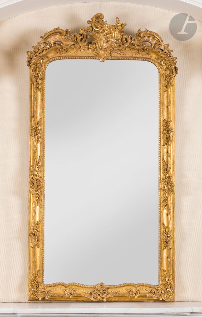 Null Wood and gilded stucco mirror of rectangular shape, decorated with cartouch&hellip;