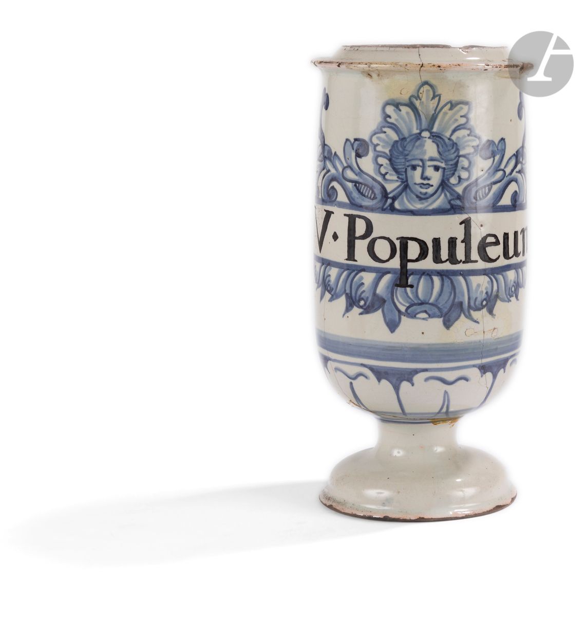 Null 蒙彼利埃
陶罐上有蓝色的camaïeu装饰，上面有铭文V.Populemum的带状装饰，由一个女人的面具，水果和叶子组成。
18世纪。 
高：24厘米&hellip;