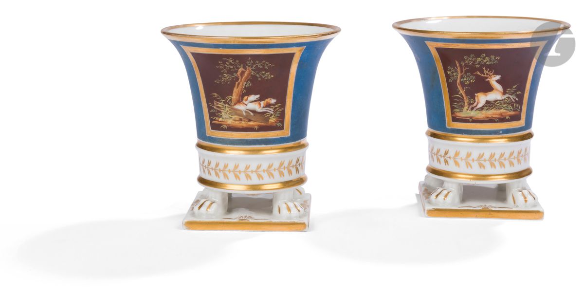 Null Parigi
Coppia di piccoli vasi in porcellana di forma a corno poggianti su q&hellip;