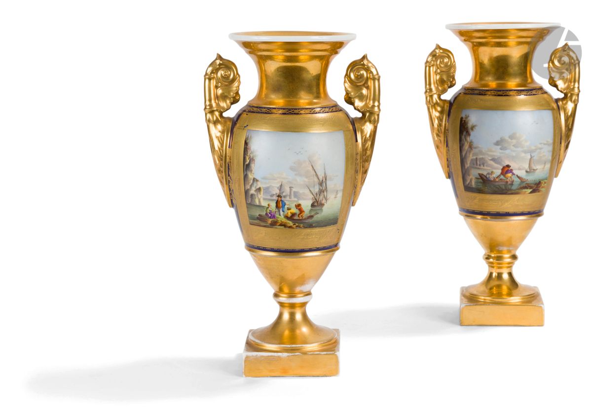 Null 巴黎
一对多色和金色的瓷质阳台花瓶，在蓝色背景上装饰着Vernet风格的钓鱼场景。
19世纪。
高：28,5厘米
已磨损