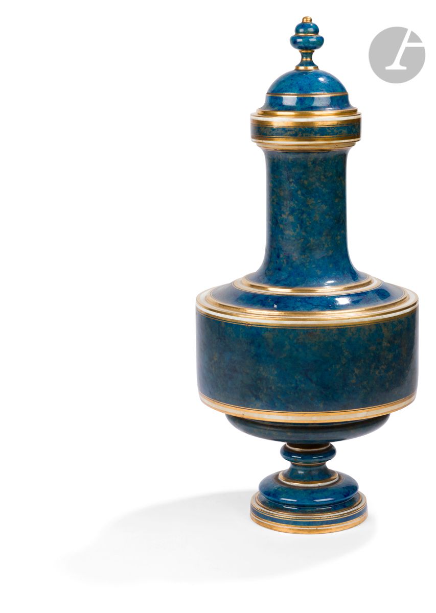 Null 塞夫勒
瓷盖花瓶，阳台形式，蓝色大理石背景上的带子和金网。
标有：绿色的S.82和红色的塞夫勒83RF鎏金。
19世纪晚期，1883年。
高：46厘米