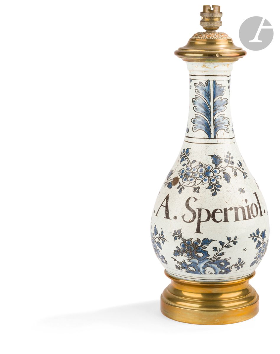 Null 巴黎
陶瓶，蓝色单色装饰，上面有S.Sperniol和开花的岩石，脖子上有叶子。
18世纪初。
高：共44厘米
被安装成一盏灯。