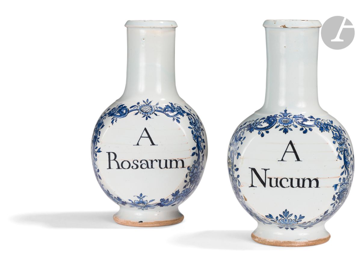 Null 内韦尔
两个药房瓶，扁形瓶身，圆柱形瓶颈，蓝色单色装饰，刻有A Rosarum和A Nucum字样，周围有玫瑰花卷轴和花朵。
18世纪。 
高：25厘&hellip;