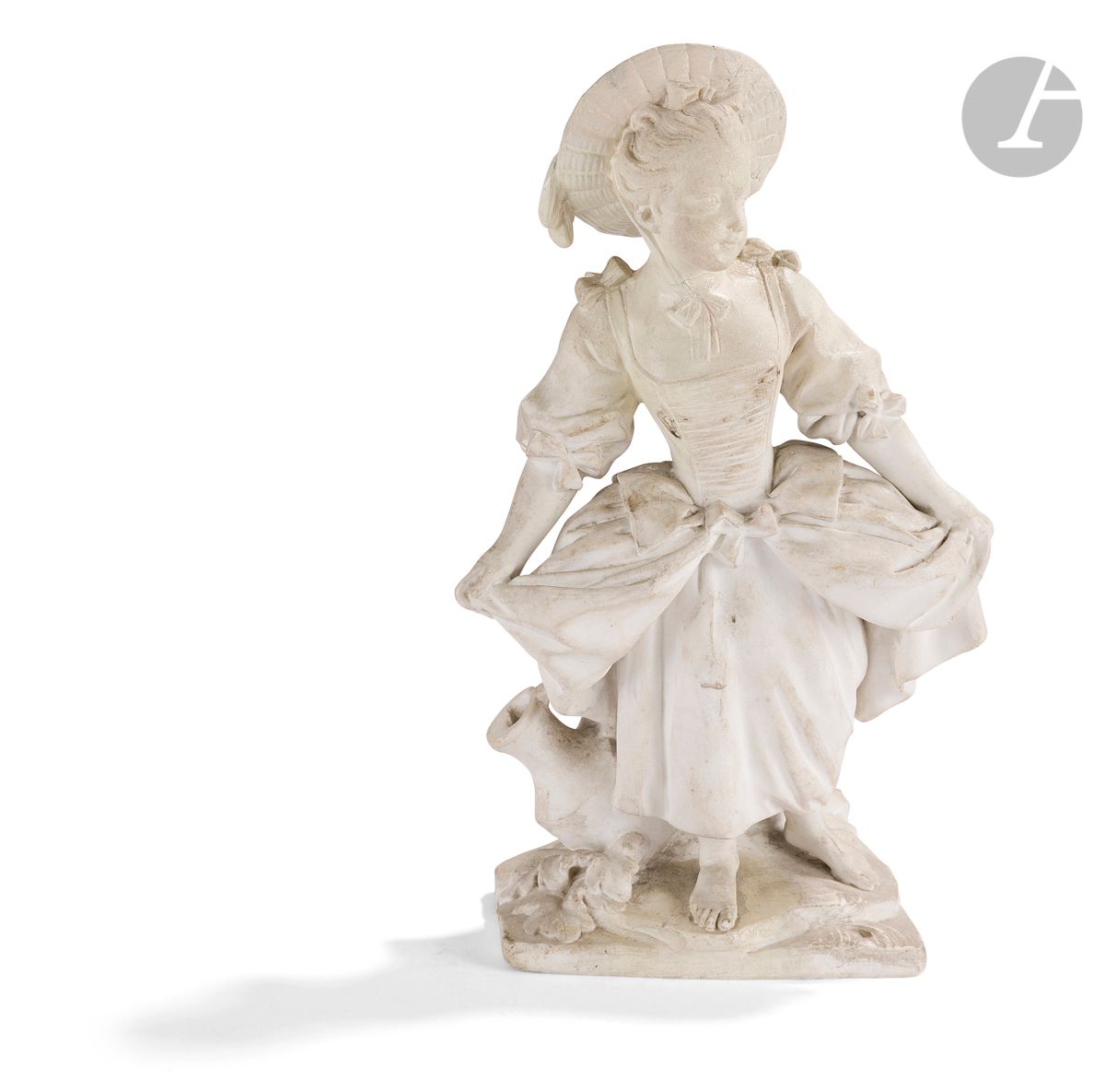 Null 塞夫勒
一个年轻女孩拿着她的衣服的软瓷饼干塑像。
18世纪。 
高：22厘米
修复过。