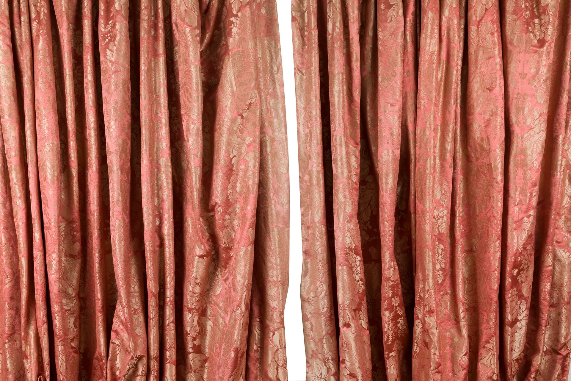 Null 路易十四风格的旧粉色和米色大马士革饰有花朵的窗帘一对，有其领带。