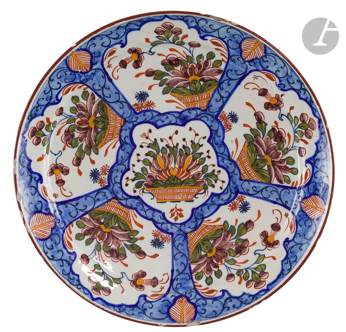 Null 代尔夫特
两个陶盘，蓝色背景上有花篮的多色装饰。
18世纪。 
直径：22厘米
有划痕。