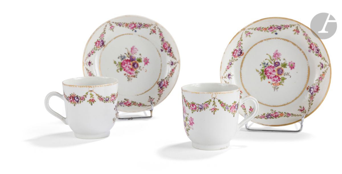 Null 中国
两个瓷杯和它们的碟子，上面有粉彩挂花环和花束的多色装饰。
18世纪，乾隆时期（1736-1795）。
高：7厘米，长：13.5厘米
有些黄金磨损&hellip;