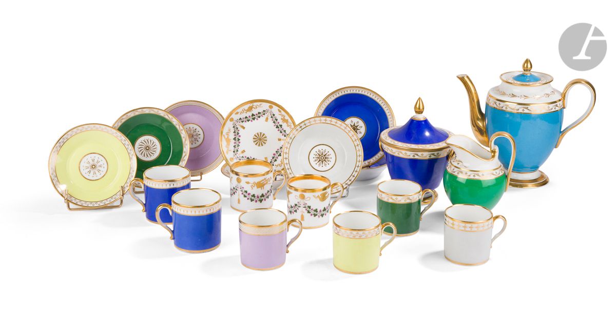 Null 巴黎-NAST制造
有彩色背景和金色浮雕的陶瓷咖啡套装，包括一个有盖的咖啡壶，一个有盖的糖碗，一个牛奶壶，八个杯子和它们的茶托，其中两个有悬挂的花环装&hellip;