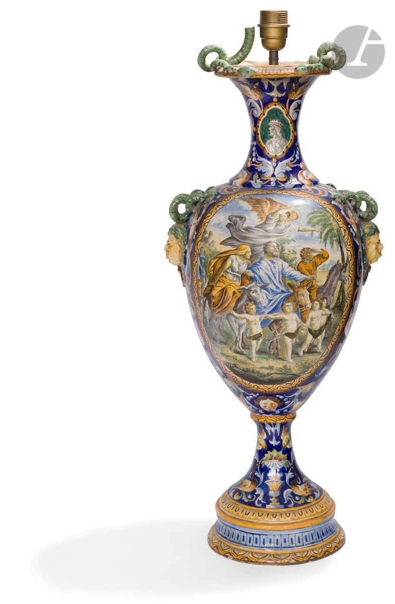 Null 意大利
大型陶制花瓶，手柄为萨提尔头的形状，上面有多色装饰，在蓝色的背景上，环绕着怪诞的装饰物的储备的动画风景线。 
19世纪晚期。 
高：75厘米
&hellip;