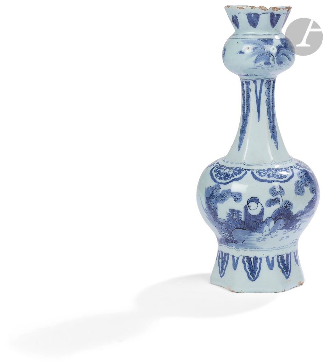 Null 代尔夫特
一件代尔夫特的陶制柱形花瓶，蓝色单色装饰的中国人在湖泊景观中，颈部和底部有叶子。
17世纪晚期。 
高：27.5厘米
颈部有缺口。