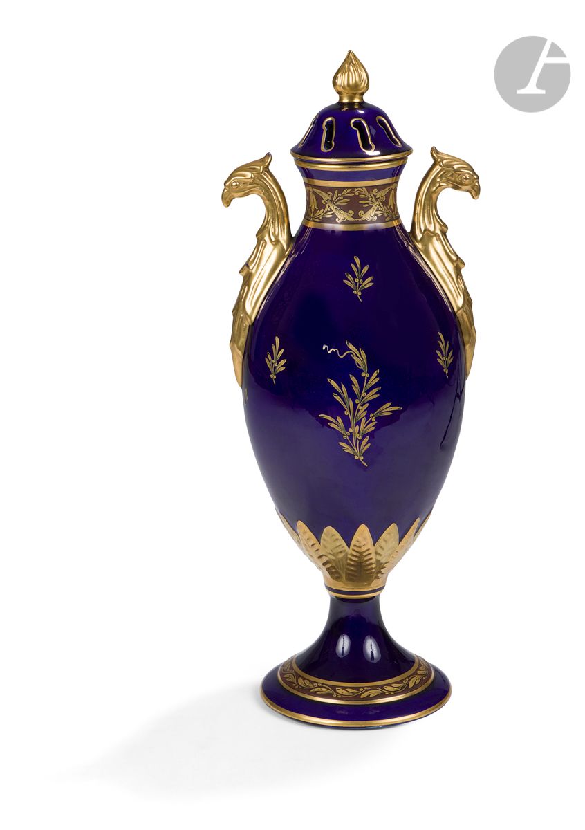 Null 利摩日
瓷盖花瓶，阳台形式，手柄为金底鸟头形状，金饰为蓝底月桂树间的两只火炬上的鸽子。
19世纪晚期。 
高度：57厘米