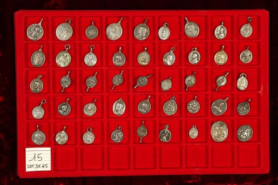 Null LOT de 45 médaillettes ovales en argent à bélière (2 sans), de module 20x17&hellip;