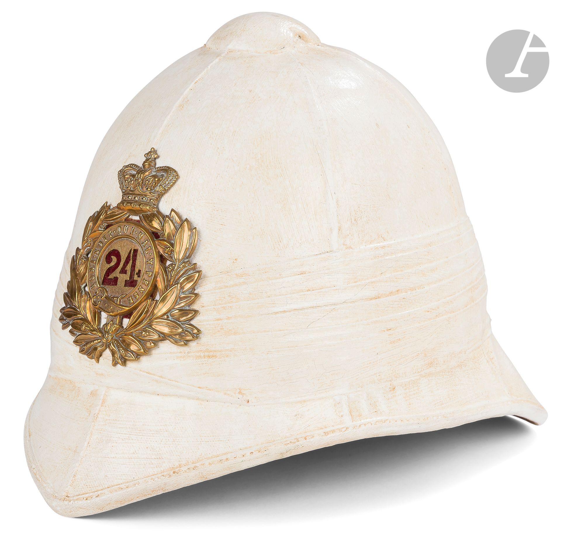 Null 英国殖民时期头盔 
在软木上覆盖有涂层帆布。有徽章。 
符合十九世纪末的品味。