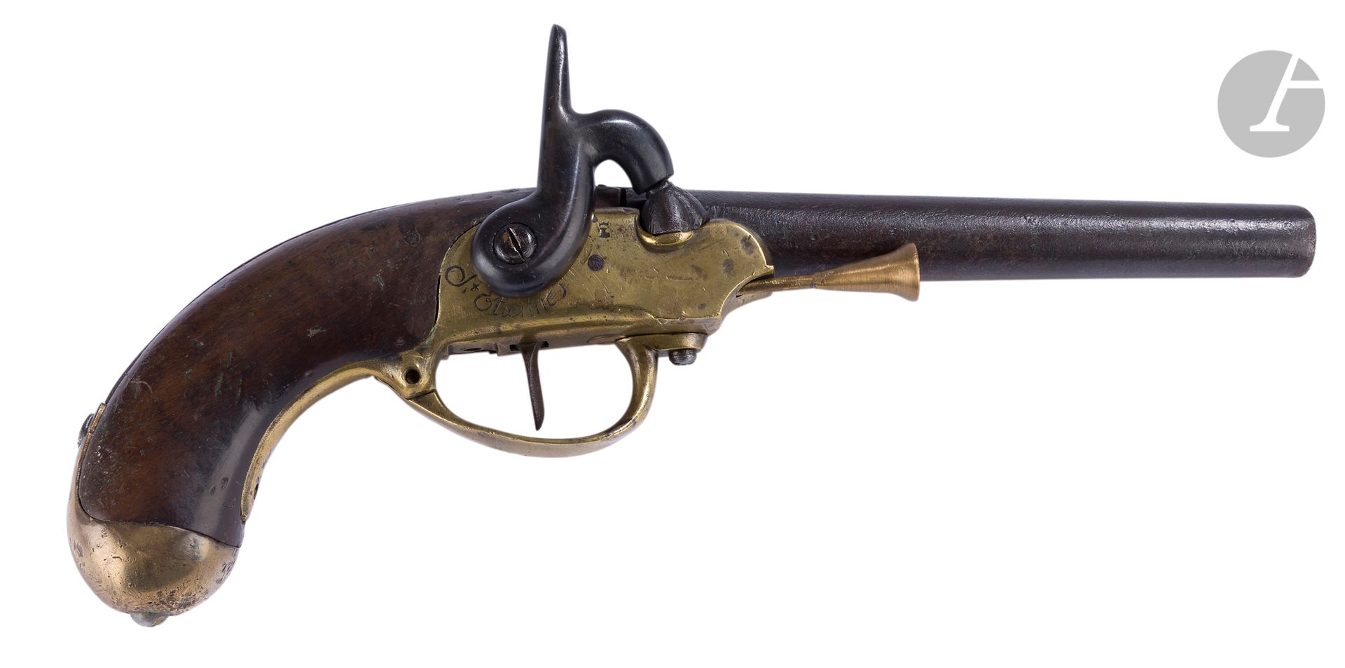 Null 1777型燧发枪鞍座手枪转为打击乐。 
圆形枪管，有雷鸣般的平面，有印记。青铜盒子上刻有 "圣艾蒂安 "字样并打孔。胡桃木枪托（修复，凹陷）。
原样（&hellip;