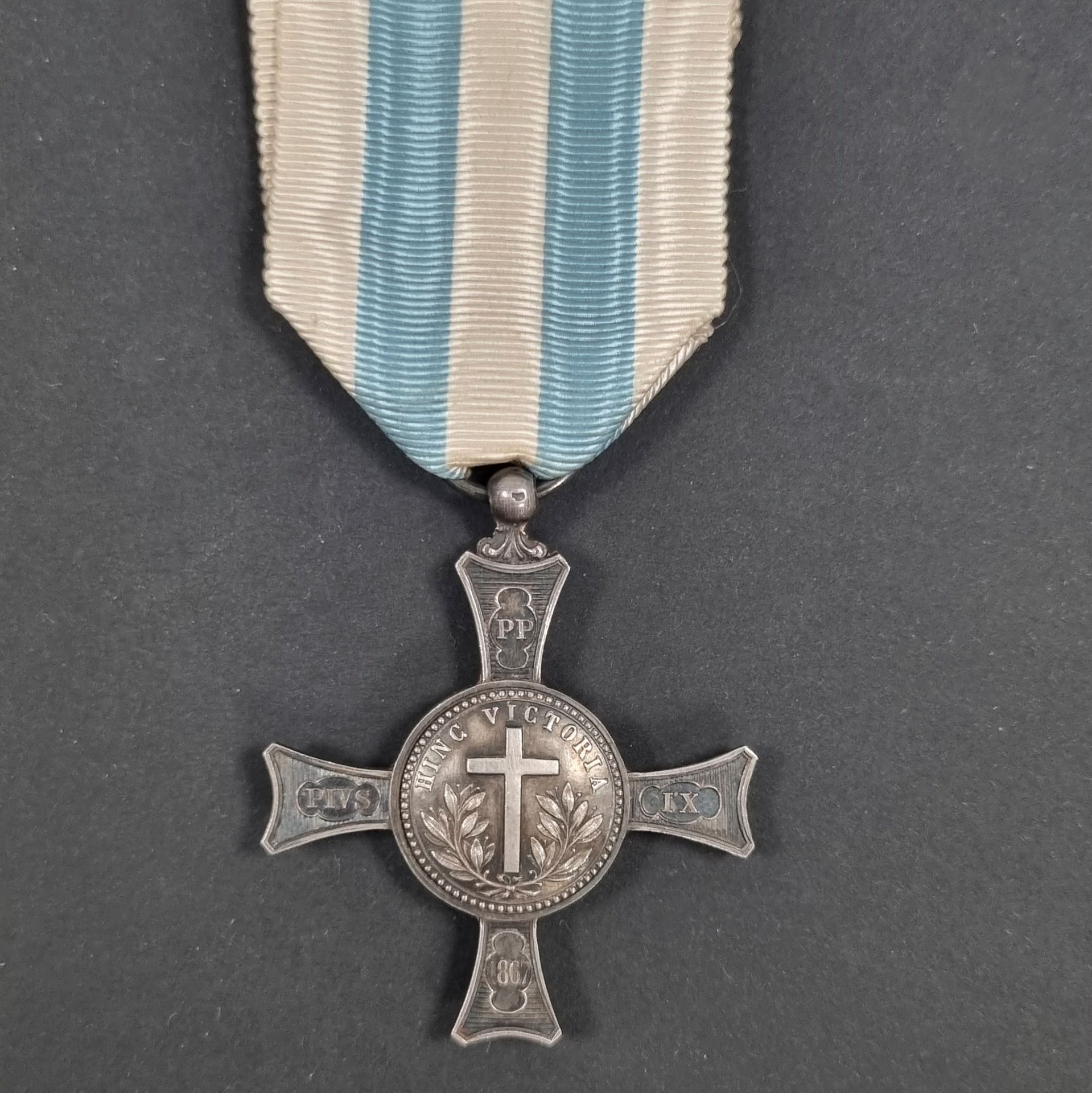 Null VATICAN 
MEDAL OF MENTANA
Cross called "officer". 
Beautiful manufacture in&hellip;