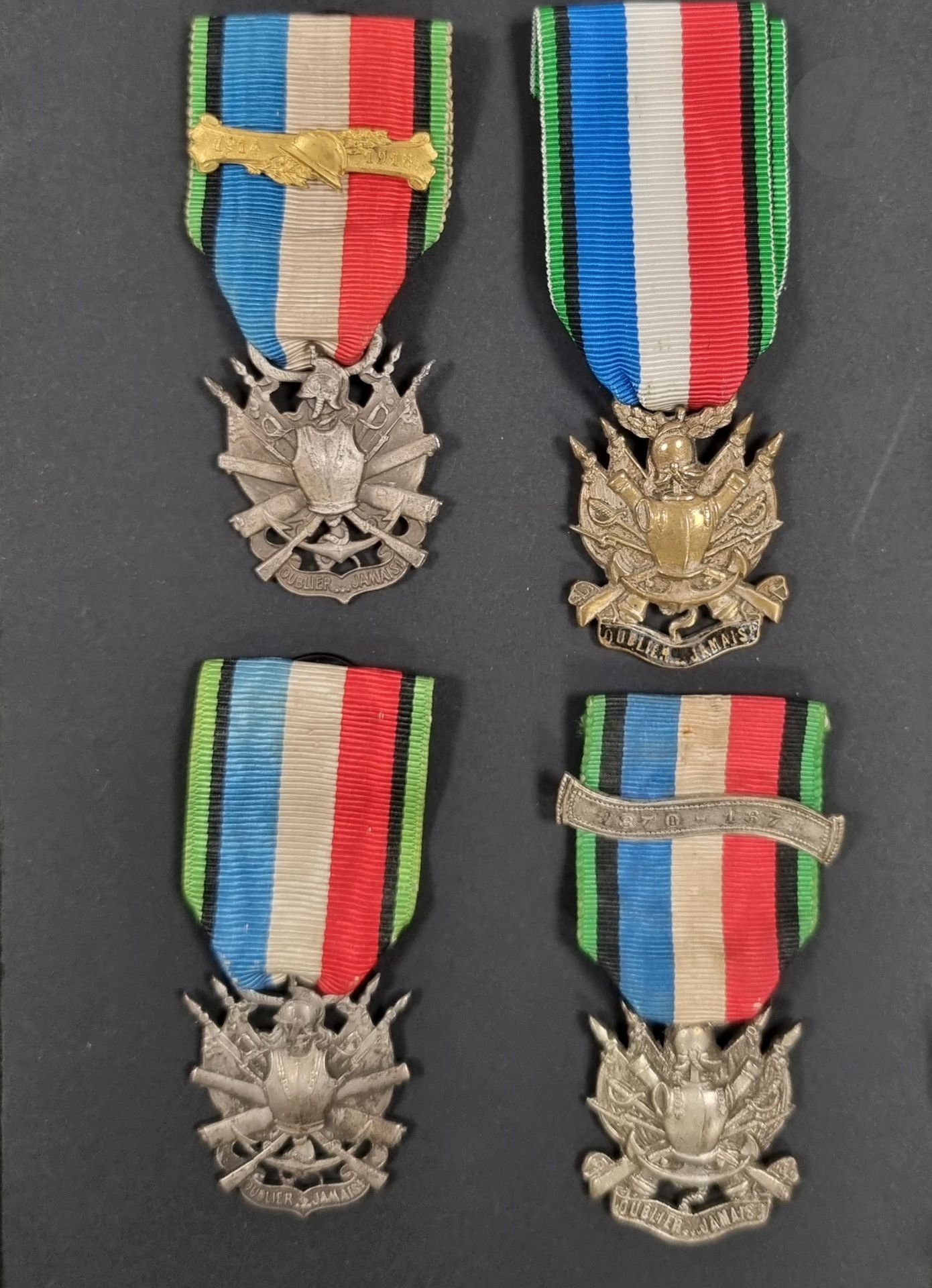 Null 法国
国家陆军和海军退伍军人养老金协会（1870-1871年）
该协会的四个徽章： 
- 一枚为镀银金属。带扣眼的绶带，标有Arthus Bertra&hellip;