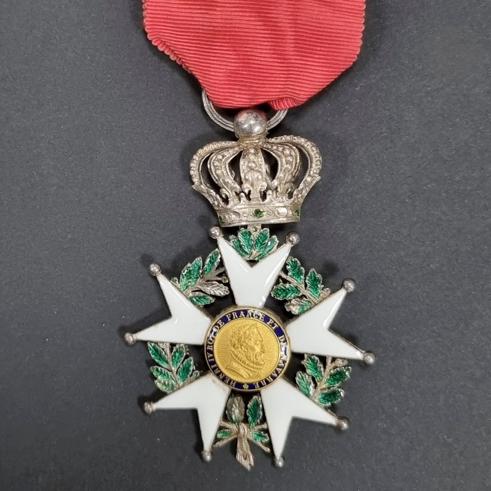 Null 法国 
荣誉军团勋章 (1802)
复原时期的骑士之星。 
银和珐琅（小缺口，珐琅修复）。黄金中心。凹槽环。兔头标志。绶带。 
66 x 42毫米 -&hellip;