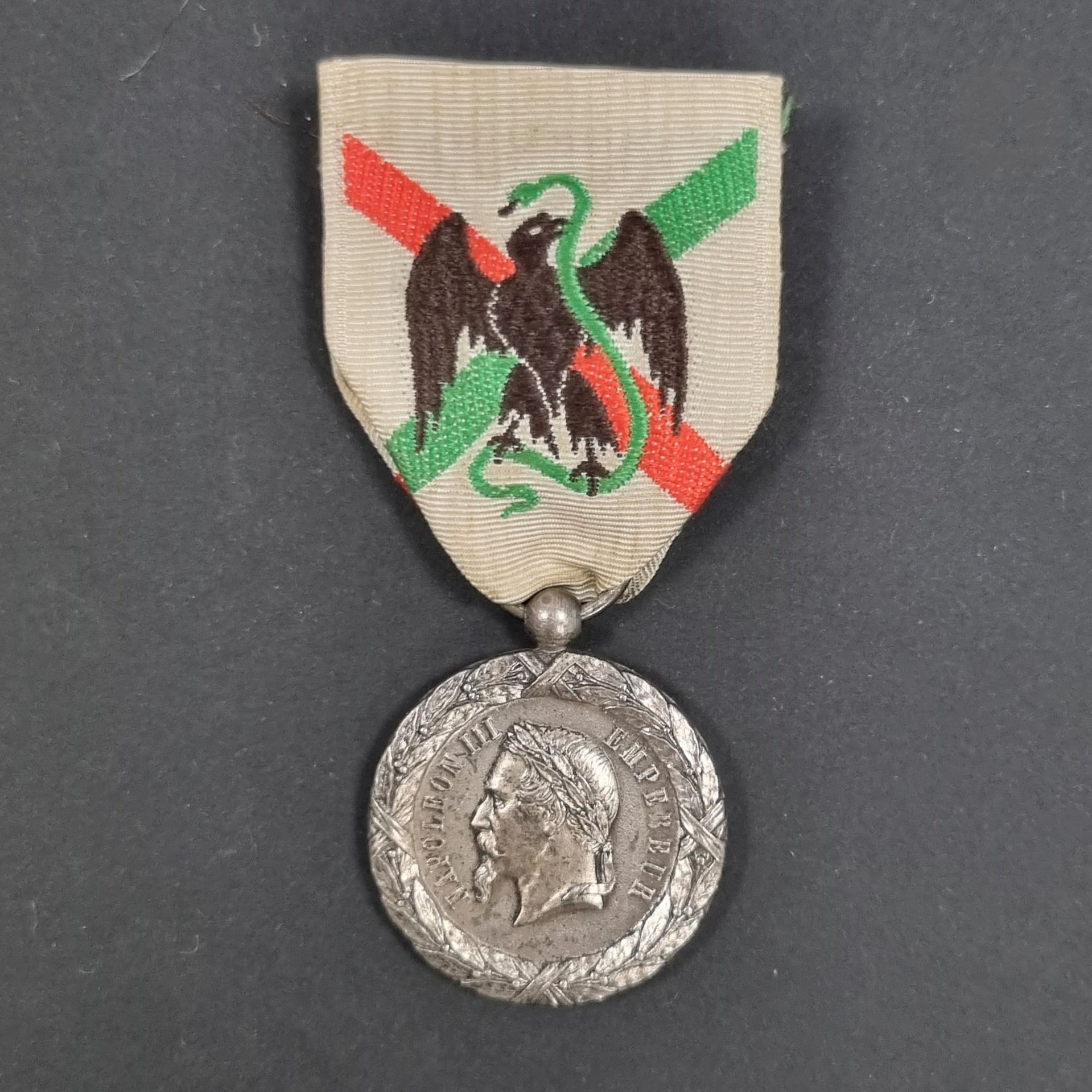 Null 法国 
墨西哥战役勋章，阿图斯-贝特朗家族的纪念模型。
镀银青铜材质。绶带。边缘有青铜和金匠的印记。 
28毫米
T.T.B.