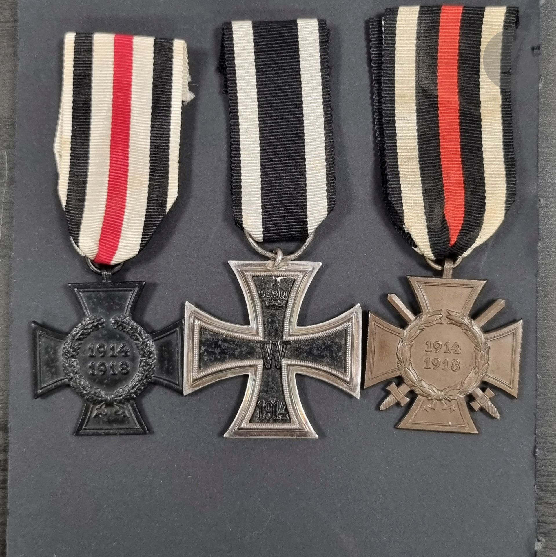 Null GERMANIA 
Set di tre decorazioni: 
- croce di ferro di 2a classe 1914. 
- C&hellip;