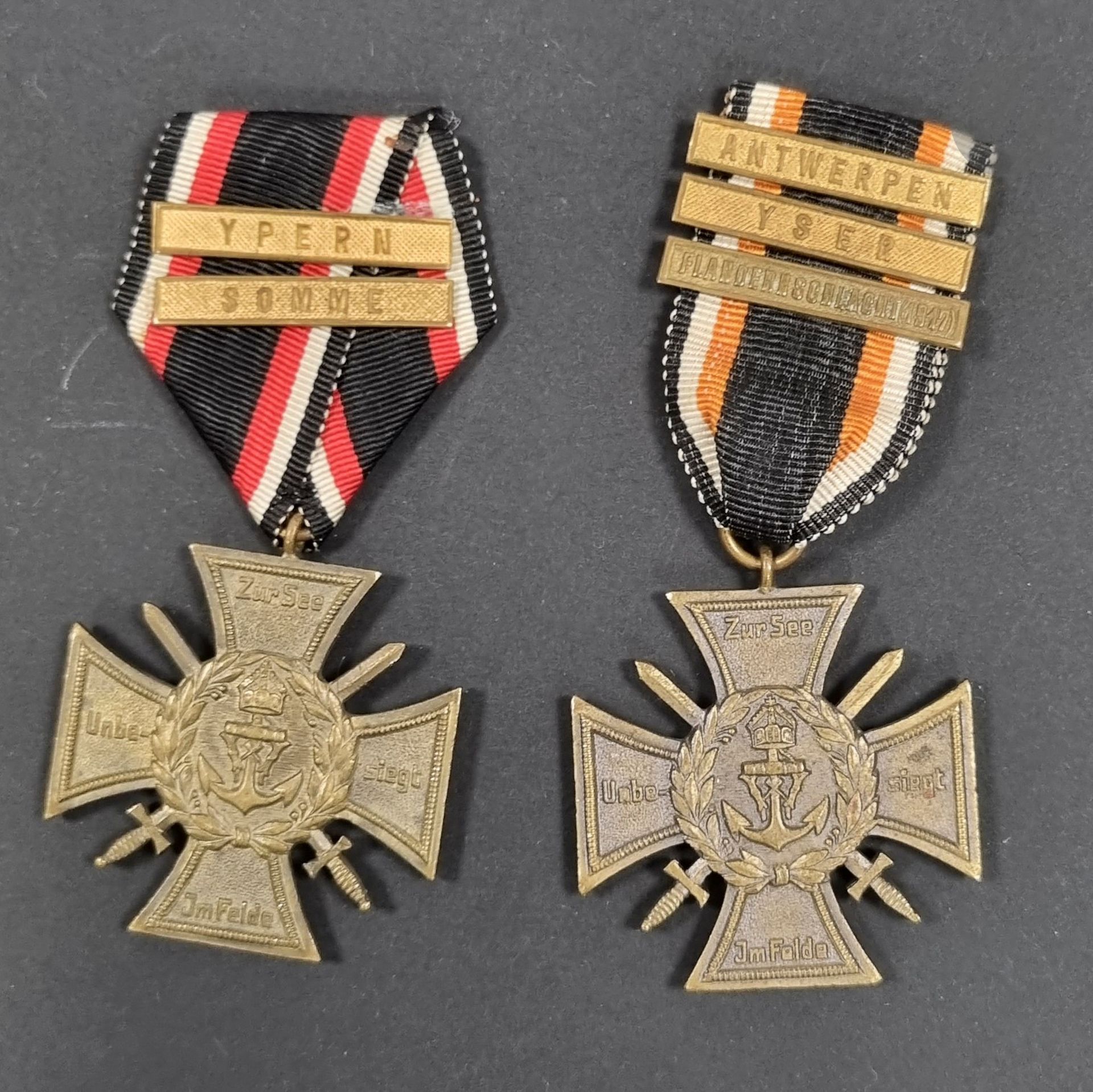 Null 德国 
法兰德斯海军陆战队的两个纪念十字勋章。 
青铜质地。 
绶带带扣 "YPERN "和 
"和 "ANTWERPEN"，"YSER "和 "fl&hellip;