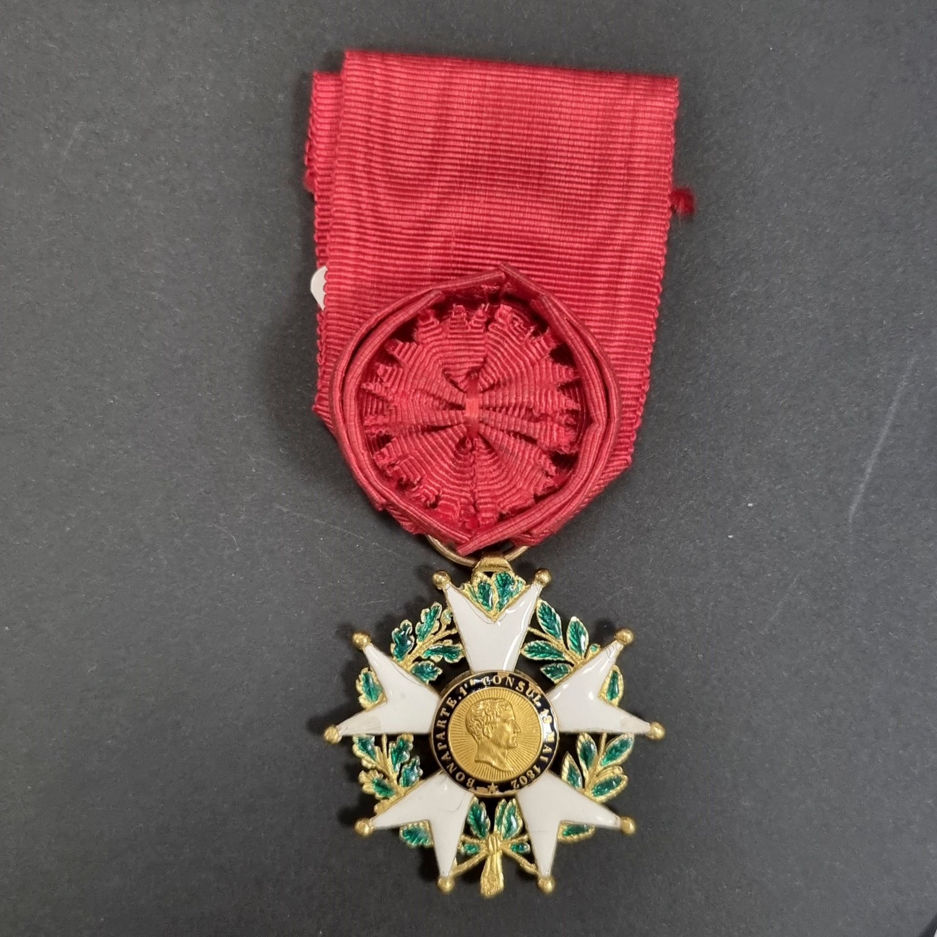 Null 法国 
荣誉军团勋章 (1802) 
第二共和国时期的军官之星。 
金和珐琅（点上有缺口和修复）。光滑的环。公羊头印记。绶带上有卵圆形花环（磨损）。 &hellip;