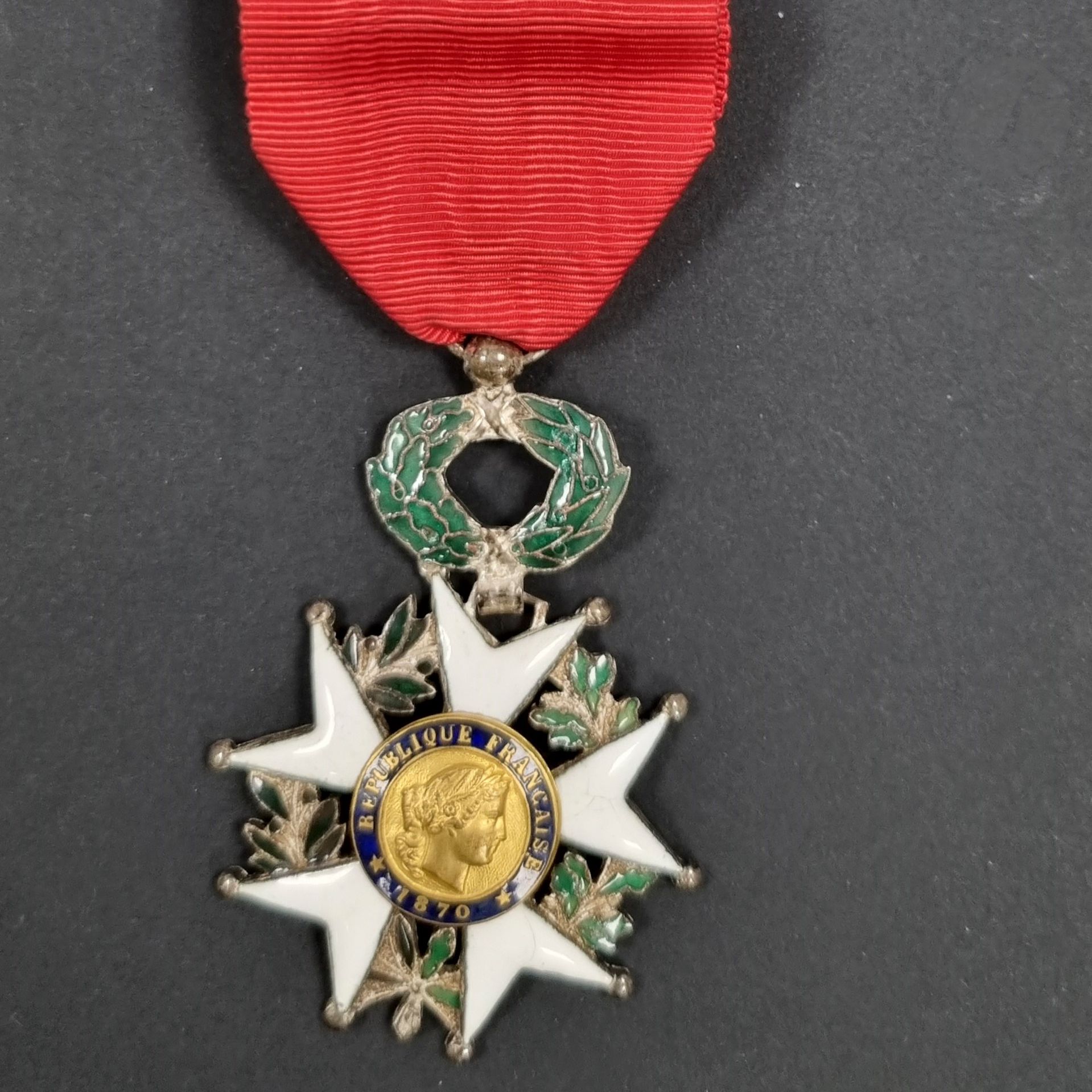 Null 法国 
荣誉军团勋章 (1802)
第三共和国时期的指挥官之星，带网的模型。 
錾刻vermeil和珐琅（冠部有小缺口）。野猪头和金匠标记Arthus&hellip;