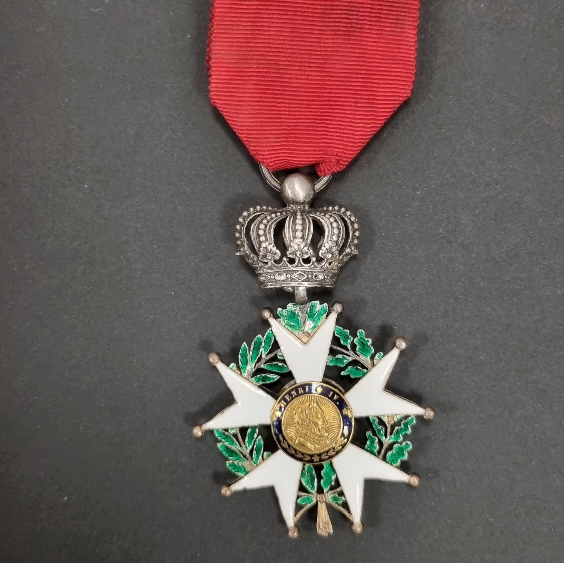 Null 法国 
荣誉军团勋章 (1802) 
七月君主制时期的骑士之星。 
银质和珐琅（树枝和图例有小缺口，一个球变形）。金质中心。凹槽环。野猪头印记。丝带。&hellip;