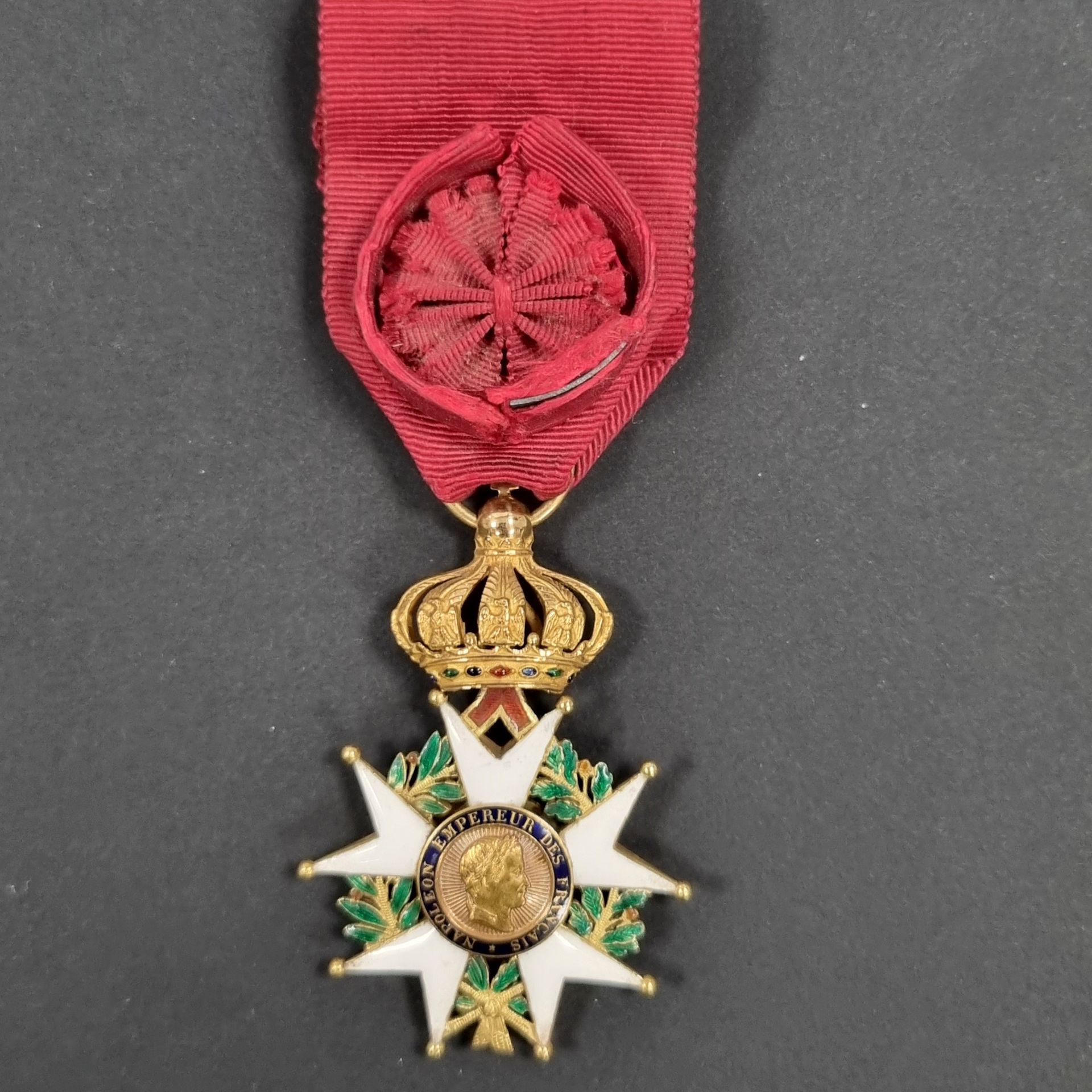 Null 法国 
荣誉军团勋章 (1802) 
第二帝国时期的军官之星 
金和珐琅（点上有微小的缺口）。鹰头标志（已磨损）。
带花环的绶带（磨损）。
60 x &hellip;