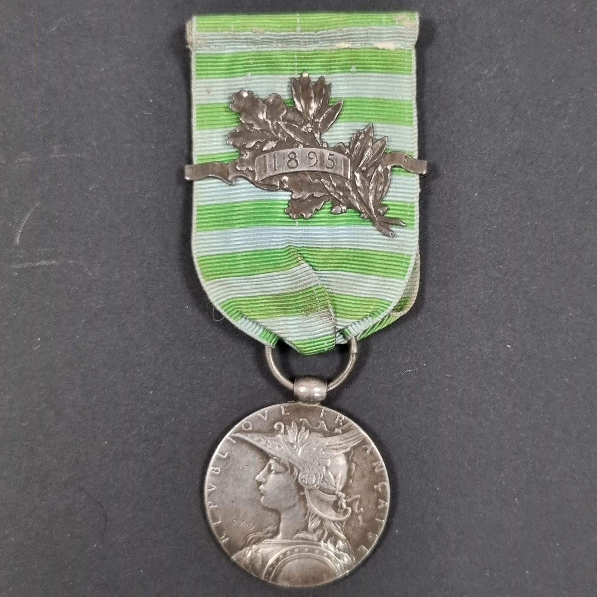 Null FRANCE 
MÉDAILLE DE MADAGASCAR (1895) 
Médaille par Roty.
En argent. Bélièr&hellip;