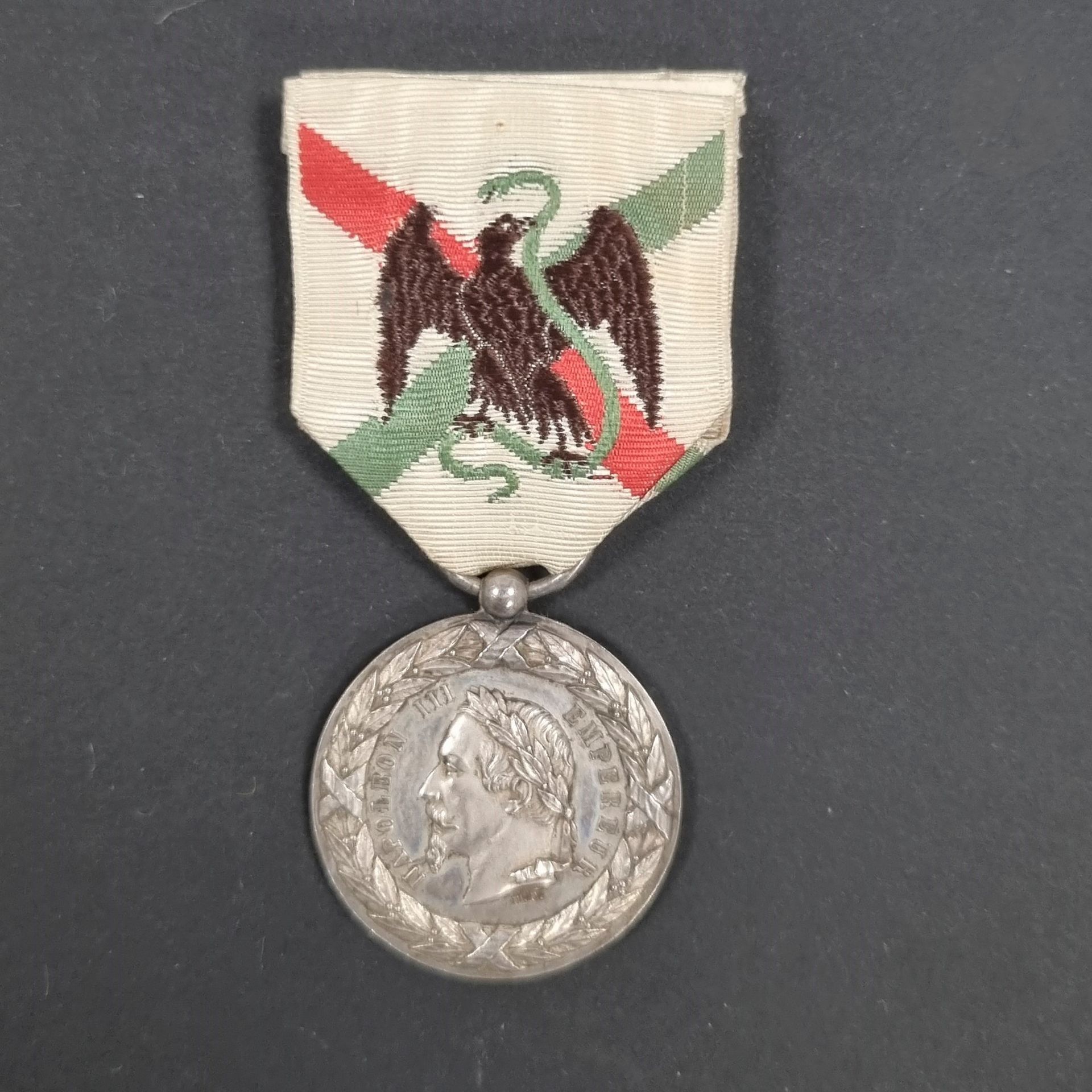 Null 法国 
墨西哥战役勋章，署名 
"E.F."。(归功于欧仁-法罗冲)。
银制。绶带。 
球形搭扣。 
30毫米 - 净重：14.4克 
T.T.B.