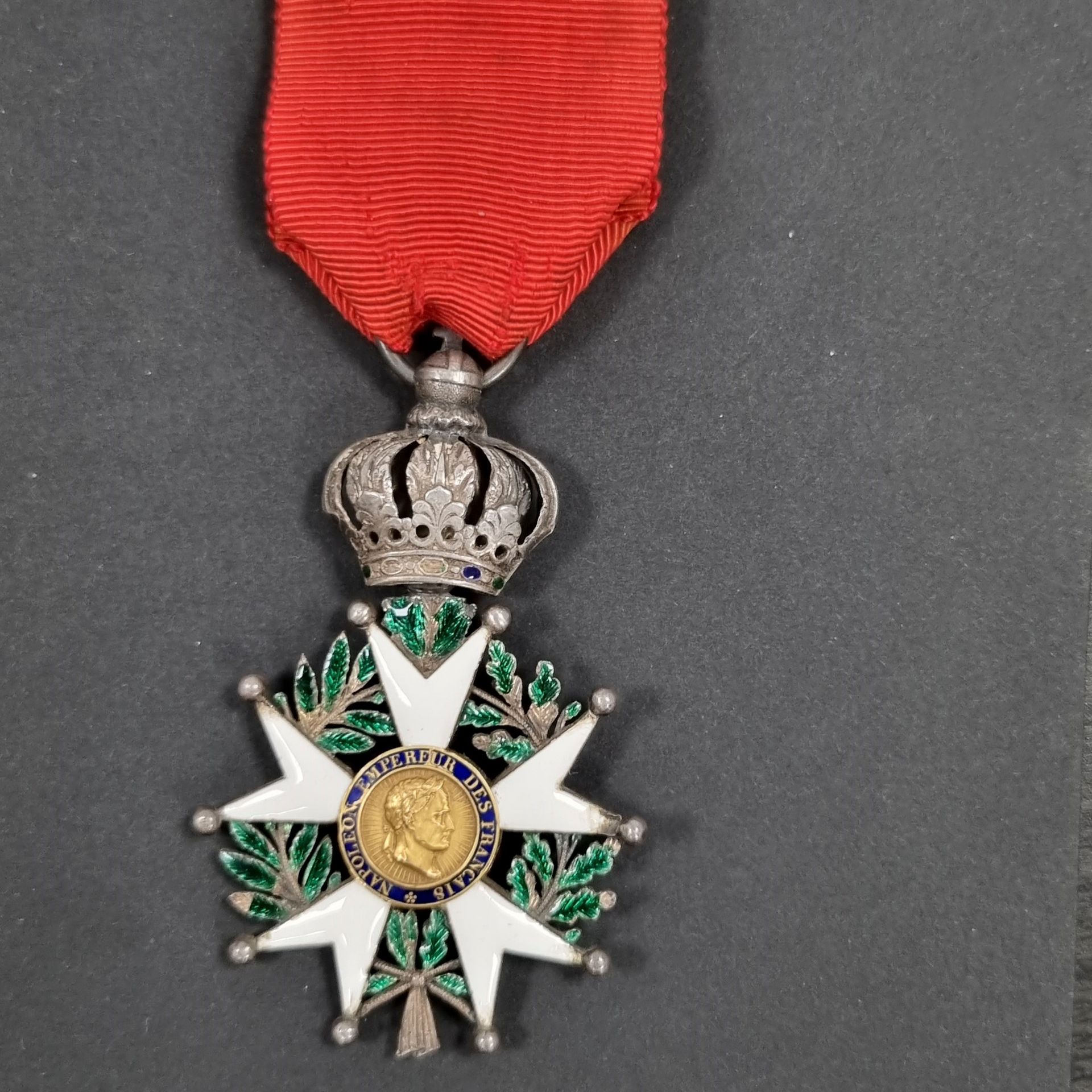 Null 法国 
荣誉军团勋章 (1802)
第二共和国时期修改过的总统府的骑士之星。
银质和珐琅质（碎片，一个球破损）。
珐琅金中心。光滑的环。绶带。 
62&hellip;
