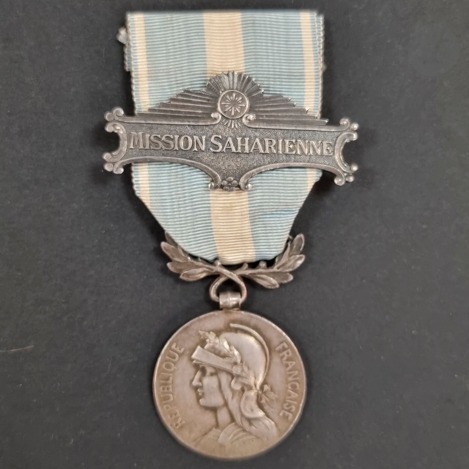 Null FRANCE 
MÉDAILLE COLONIALE
Médaille coloniale du 1er type.
Jeton poinçonné &hellip;