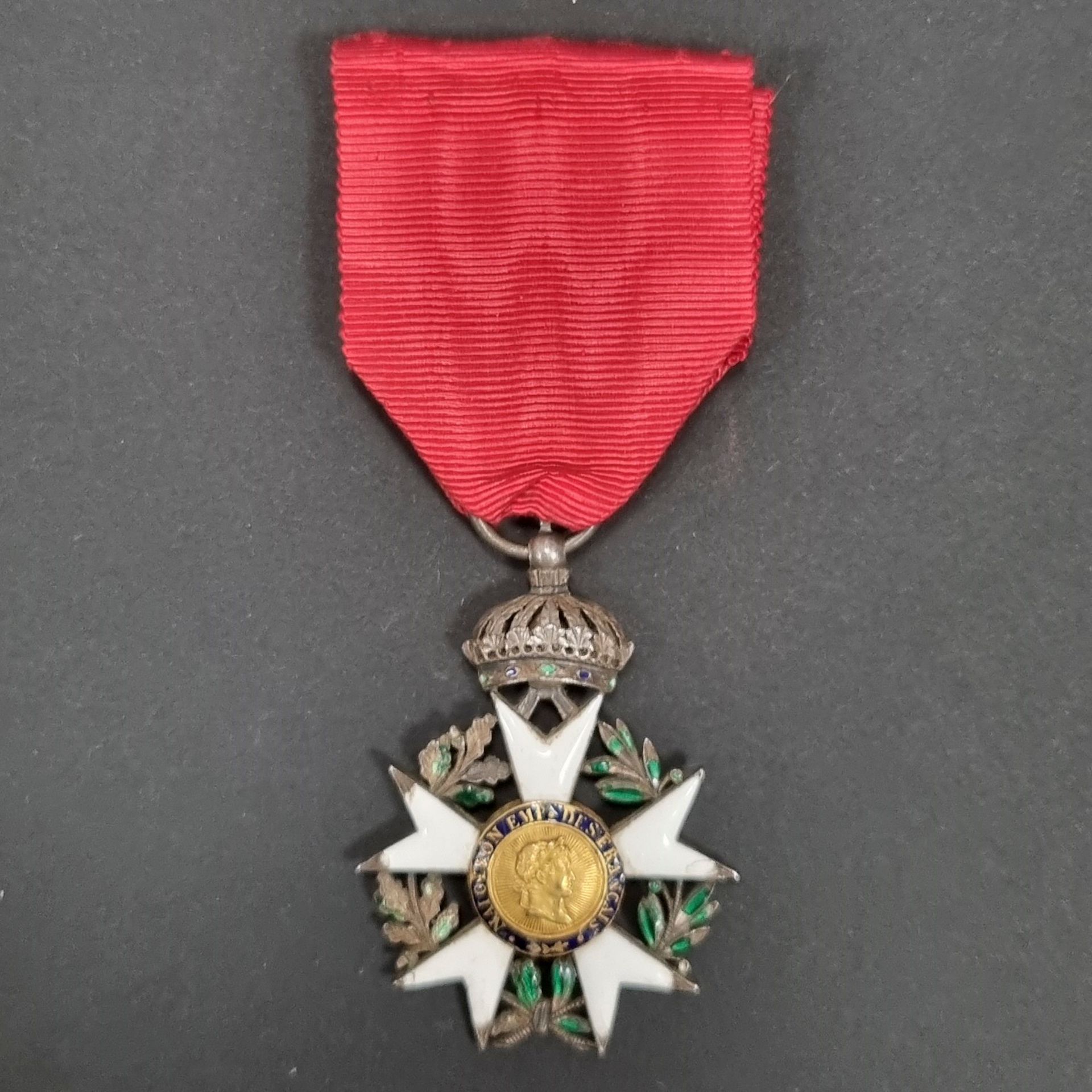 Null 法国 
荣誉军团勋章 (1802)
第一类型的骑士星，在第二类型中进行了修改，带有焊接的皇冠，来自第一帝国时期，略微凹陷。
银质和珐琅质（有缺口和缺失&hellip;