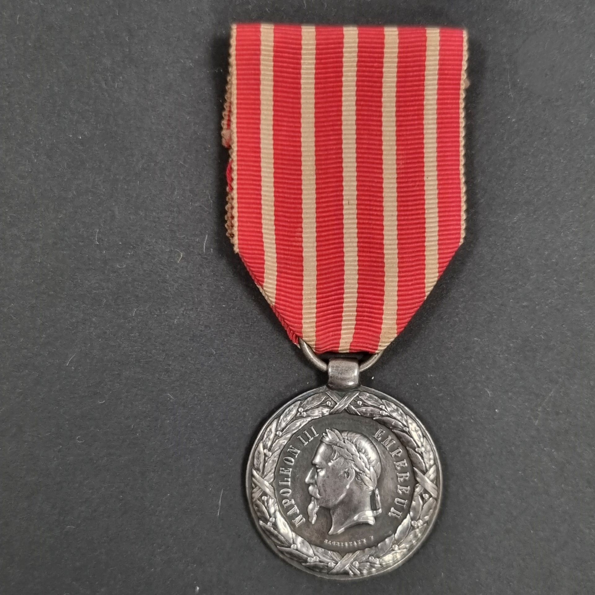 Null 法国 
第二类意大利战役奖章，由SACRISTAIN制作。 
银制。绶带为后来的型号。
30毫米 - 净重：13克 
T.T.B. (轮廓有轻微磨损)&hellip;