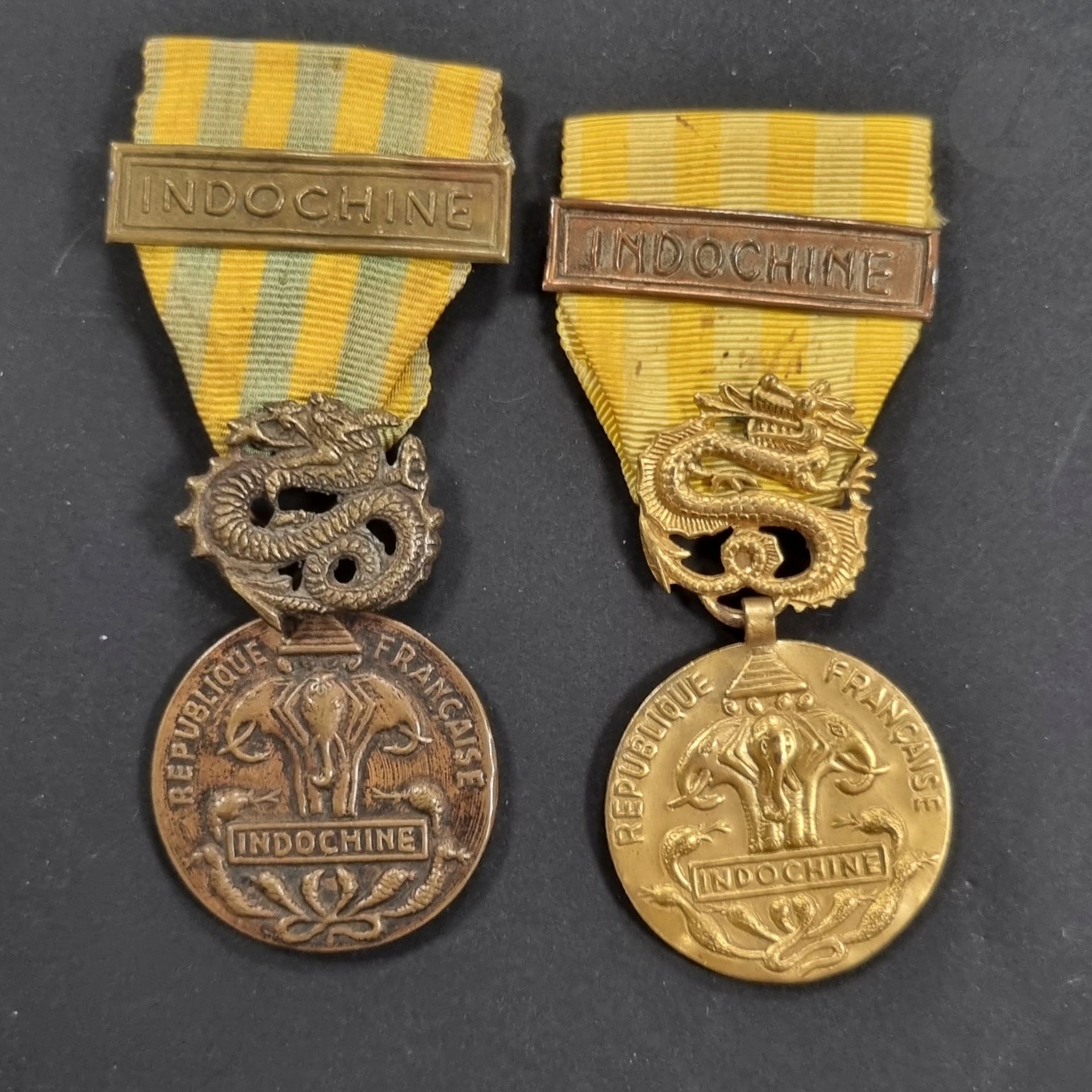 Null 法国 
印度支那战役纪念章
两枚当地制造的纪念章： 
- 一枚是黄铜冲压的，镀金的。一个镀金的冲压黄铜龙扣。黄铜 "INDOCHINA "扣带。61 &hellip;