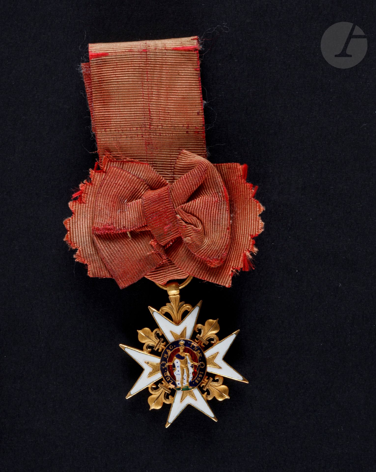 Null 法国
圣路易皇家军事勋章(1693)
十八世纪末或复辟时期的骑士之星。
金和珐琅（碎片），十字架上有无栓的点。
凹槽环。带结的丝带。
36毫米 - 毛&hellip;