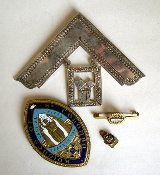 Null Lot: Plaque émaillée, Bijou de Passé-Vénérable et deux insignes du Rotary.