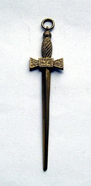 Null Bijou de Couvreur, glaive en métal doré . Fin 19 è. ( 13 cm.)