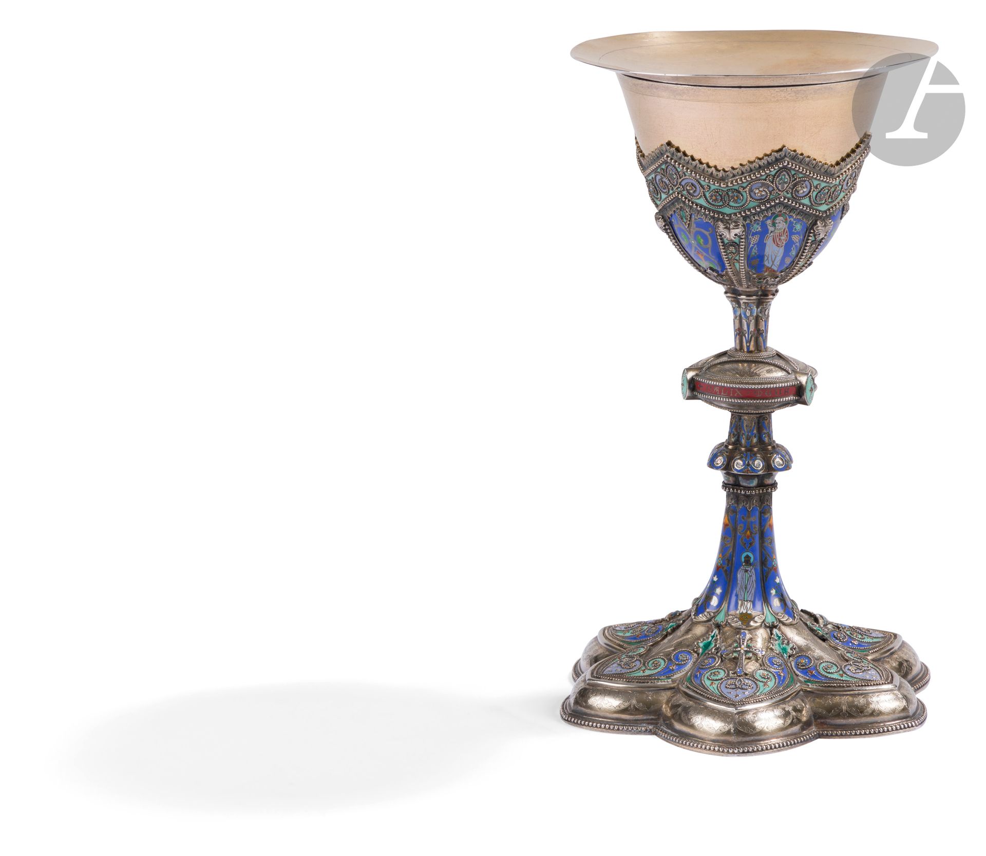 Null 里昂，约 1880 - 1890 年
银质圣杯和银质部分珐琅及其圣饼。它主要采用蓝色背景的多色珐琅装饰，包括杯柄。红底的结上刻有："Calix meu&hellip;