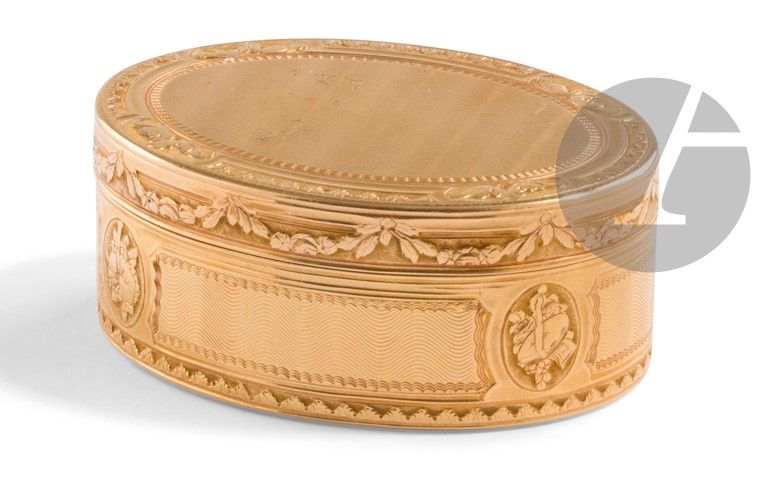 Null PARIS 1774 - 1775
Tabatière en or de forme ovale ouvrant à charnière à déco&hellip;