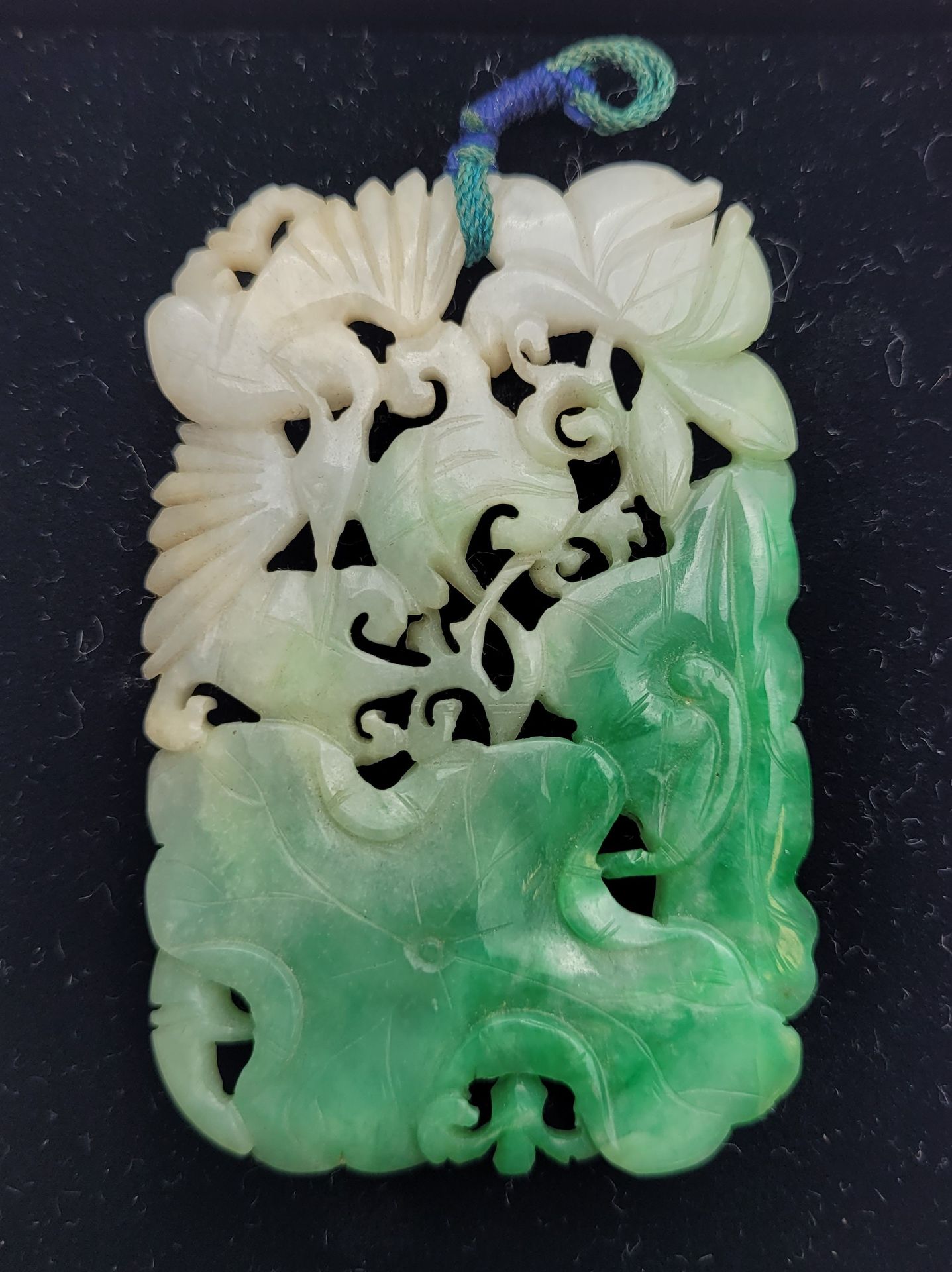 Null Adorno de jade tallado con una grulla entre nenúfares, China, siglo XX
6,5 &hellip;