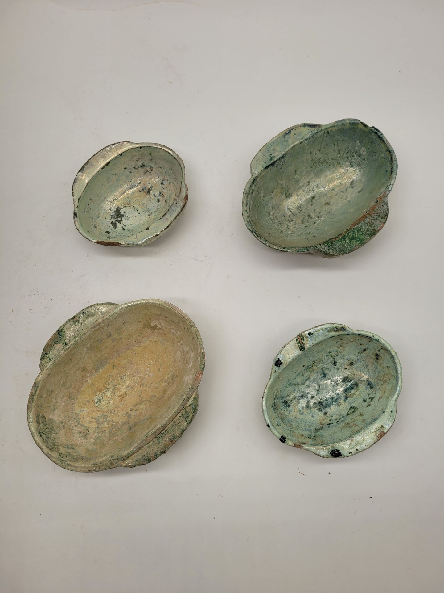 Null Quatre coupes à boire erbei en terre cuite, Chine, époque Han (206 av. J.-C&hellip;