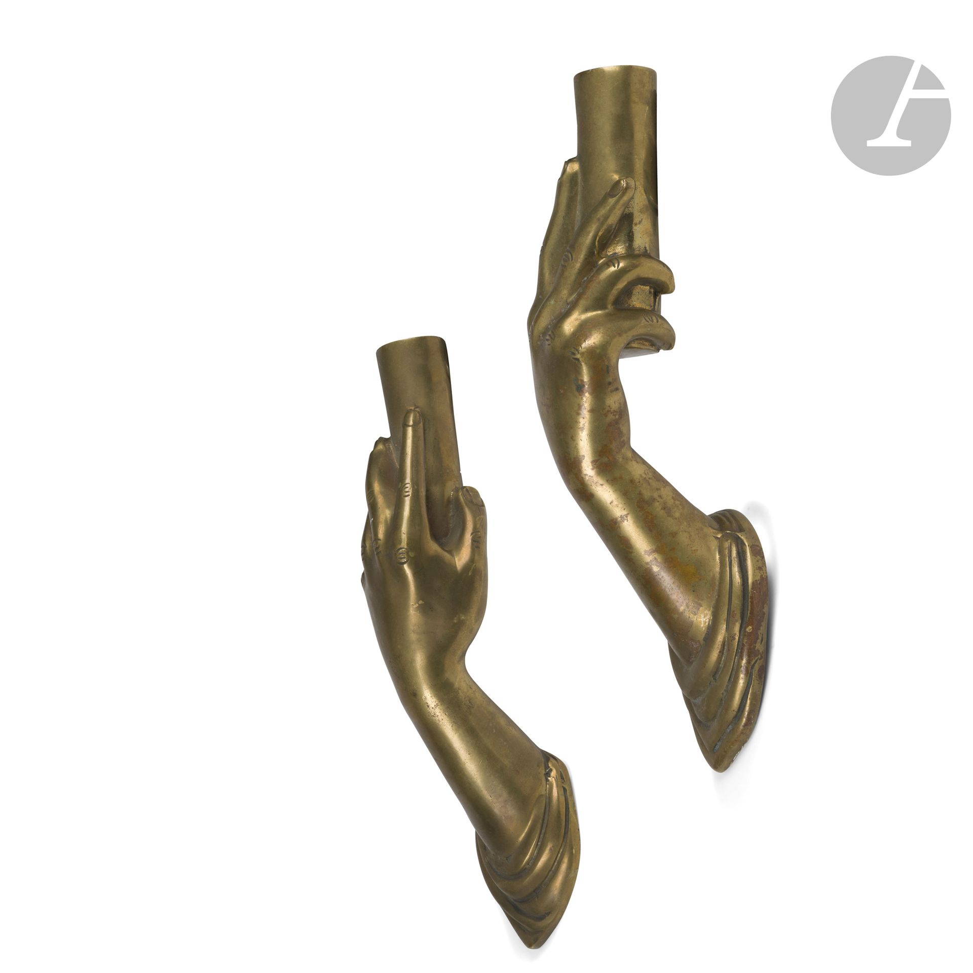 Null 让-马莱斯（1913-1998）（根据模特设计）
手
一对镀金青铜火炬。鎏金已磨损和缺失，铜锈上有污渍和氧化物。每个火炬上都标有 Jean MARAI&hellip;