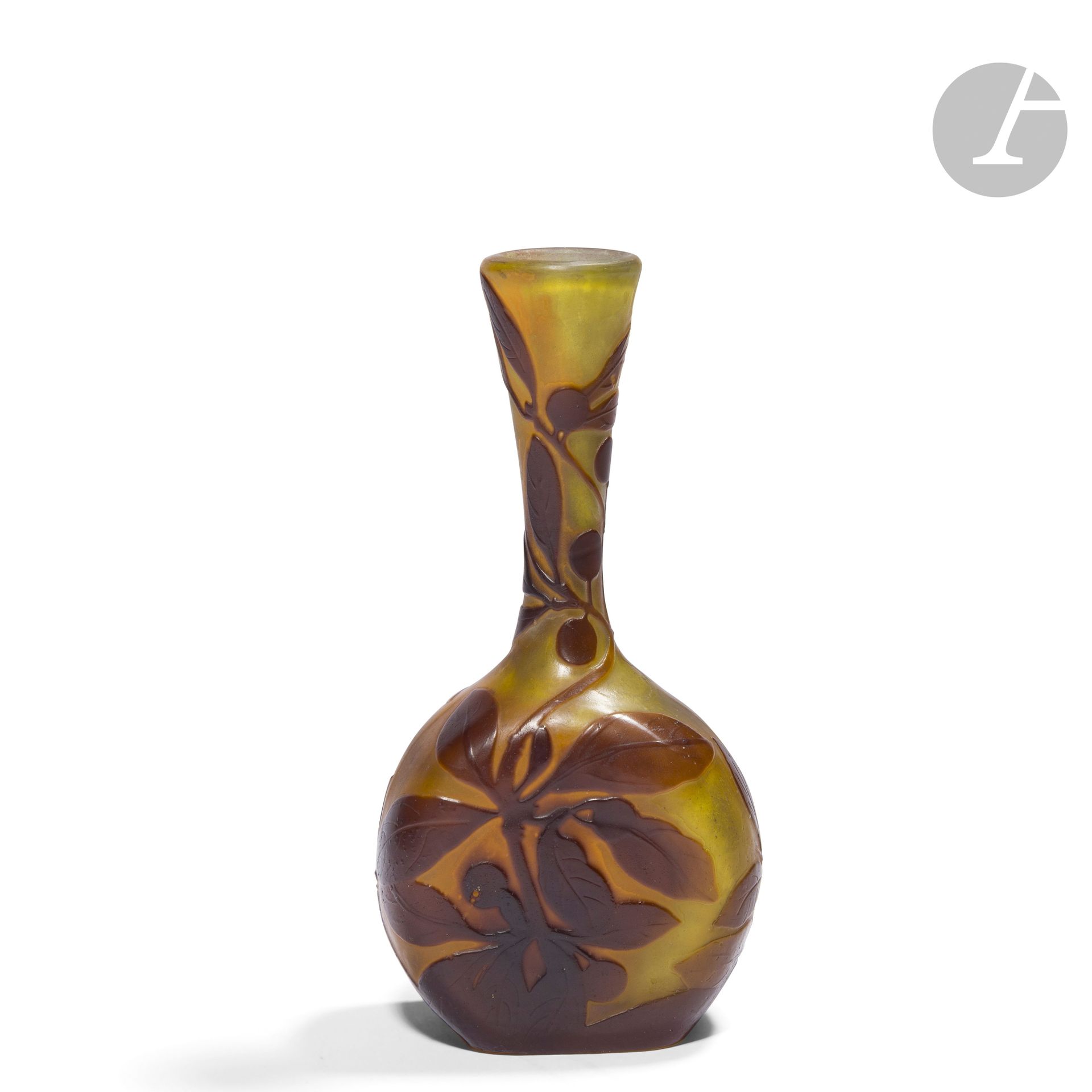 Null 加莱机构（1904-1936）
带浆果的枝叶
单层玻璃花瓶，透镜状平底，瓶颈略微外扩。芥末色背景上的多层玻璃酸蚀纹饰以及琥珀色和棕色处理。刻有 "GA&hellip;