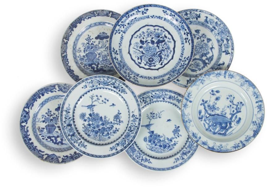 CHINE 
Six assiettes et une coupe à décor en bleu sous couverte de vases fleuris&hellip;