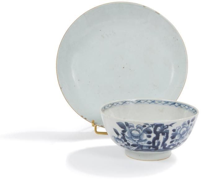 CHINE 
Une coupe en porcelaine blanche et un bol à décor en camaïeu bleu de roch&hellip;